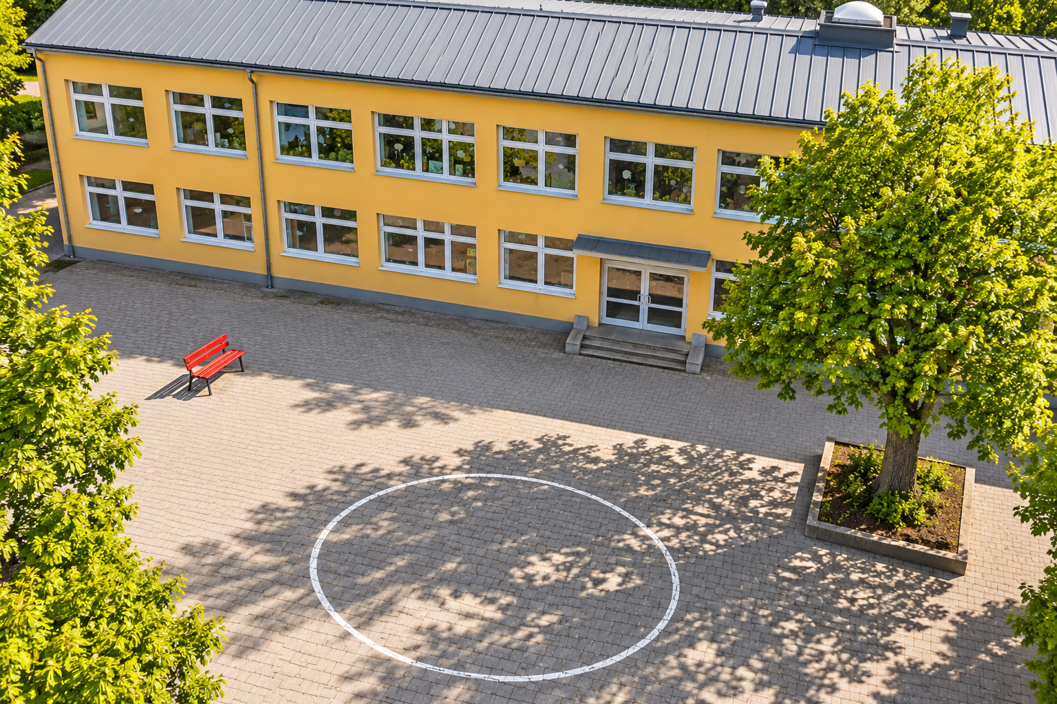 Fotorealistisch wirkende schräge Luftansicht mit ergänztem Metalldach, Dachaufbauten und weiteren Bäumen am linken Bildrand.